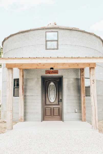 Rustic Grain Bin Lodge with WiFi and AC in Loose Creek, MO