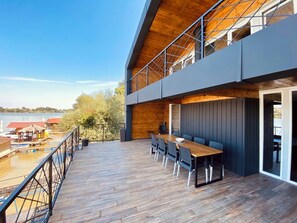 Outdoor dining - Black house Sava river (Beograd)