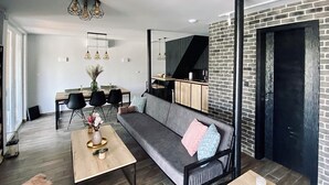Ein modernes Wohnzimmer mit einer Couch, einem Couchtisch und einem Essbereich.