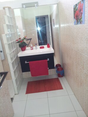 Shower, towels, toilet paper - T4 rental in Sainte-Anne (Guadeloupe) - 8mn walk from the beach. (Sainte-Anne)