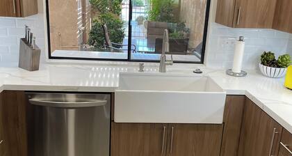 Sunrise CC gated, luxurious 2 bdrm condo in Rancho Mirage, tennis, golf, pickle