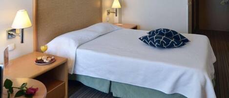 Cribs/infant beds