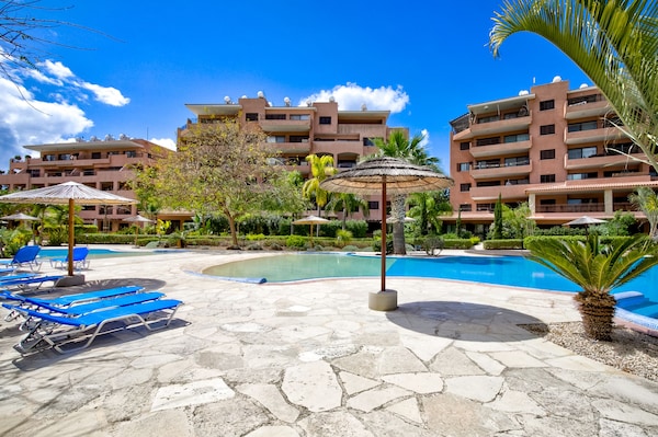 Moderno-villa-vista Al Jardín-baño Privado - Pafos