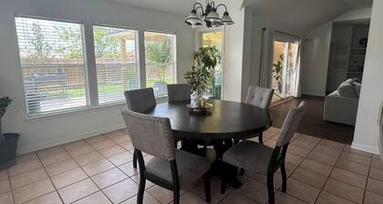 Spacious 6-bedroom 1 story house in fantastic Cypress with WiFi, AC