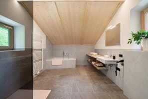 Doccia, asciugacapelli, asciugamani