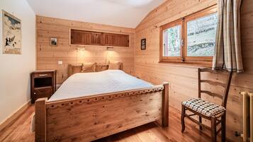 3 室のベッドルーム、WiFi (無料)、ベッドシーツ