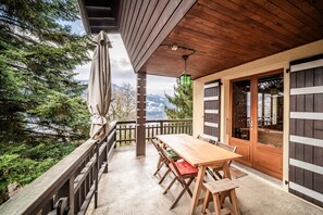 Outdoor dining - Chalet 'Franclair' with Mountain View, Shared Garden and Wi-Fi (Samoëns)