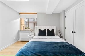 3 slaapkamers, een bureau, een strijkplank/strijkijzer, reisbedje