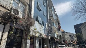 A narrow urban street with parked cars and buildings. - Kadıköy Bull Hotel (Istanbul)