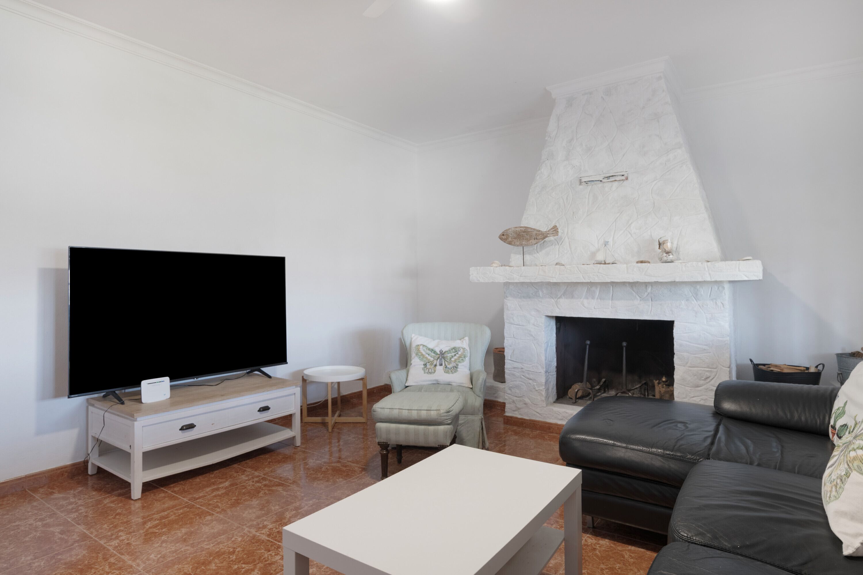 Een televisie en een open haard