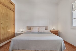 3 bedrooms, iron/ironing board, free WiFi, bed sheets