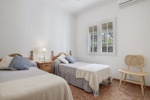 3 slaapkamers, een strijkplank/strijkijzer, gratis wifi, beddengoed