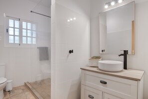 Een douche, een haardroger, handdoeken