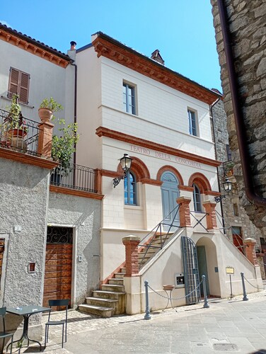 Apartment 'L'angolo Delle More' with Private Garden, Wi-Fi and Air Conditioning