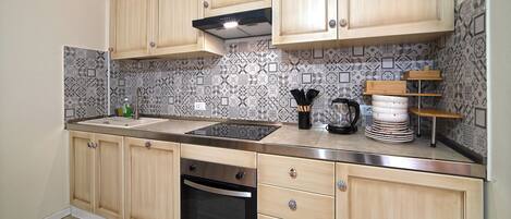 Jääkaappi, mikroaaltouuni, uuni, liesi