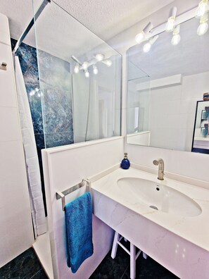 Een douche, handdoeken