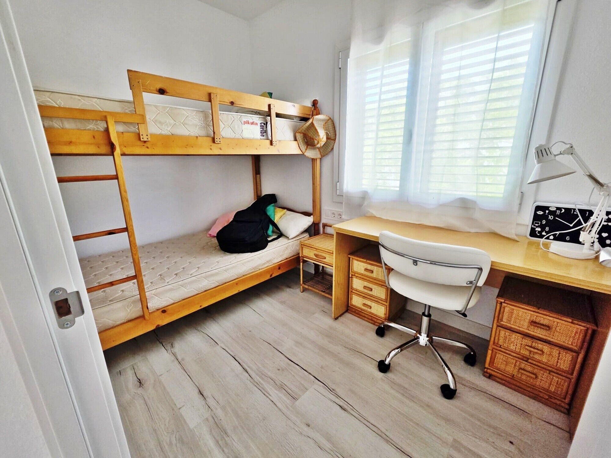 3 bedrooms, bed sheets