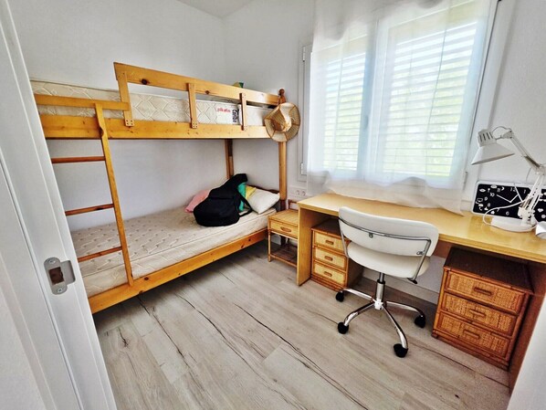 3 bedrooms, bed sheets