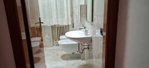 Douche, séchoir à cheveux, serviettes fournies