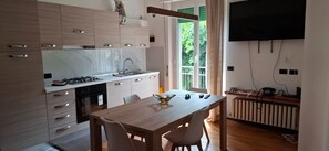 Réfrigérateur, un four, surface de cuisson, lave-vaisselle