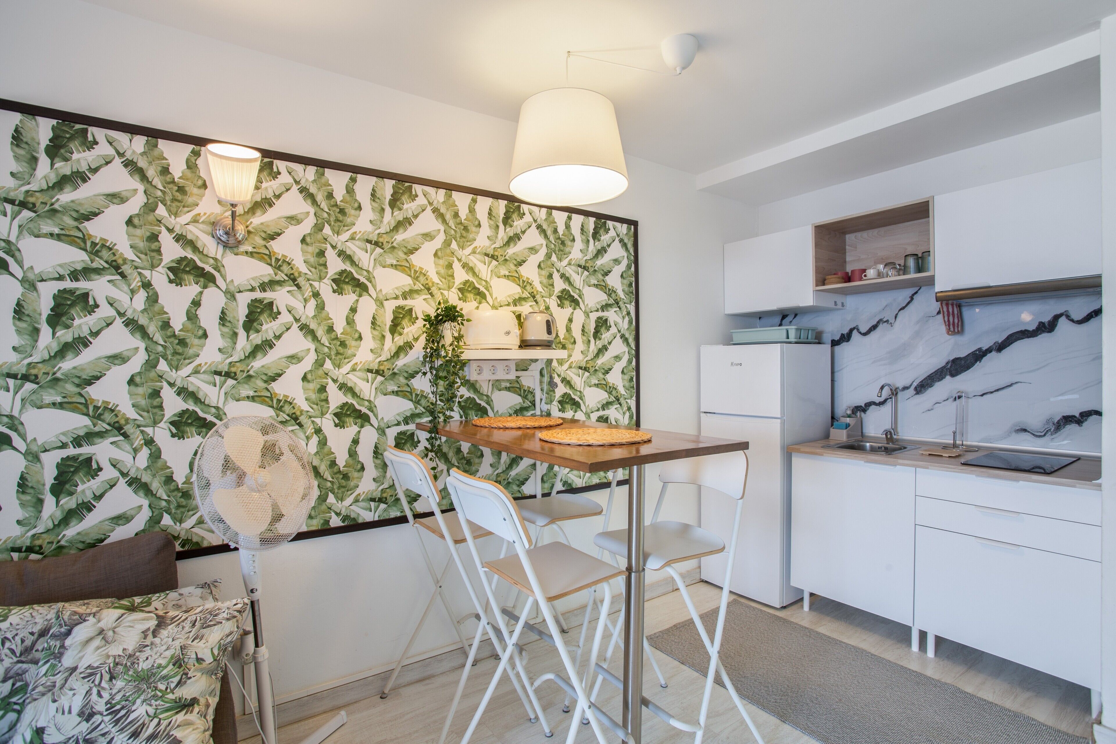 Frigorífico, microondas, placa de cocina y cafetera o tetera