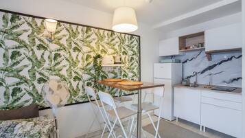 Frigorífico, microondas, placa de cocina y cafetera o tetera