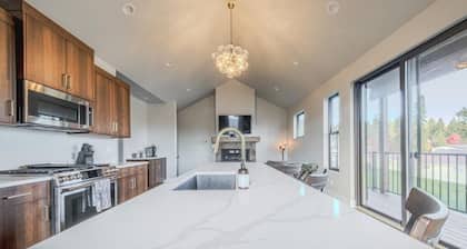 New 3BR/3BA Condo Steps from Flathead Lake