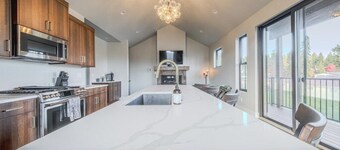 New 3BR/3BA Condo Steps from Flathead Lake