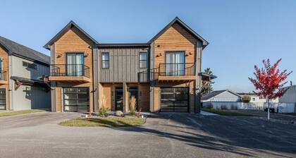 New 3BR/3BA Condo Steps from Flathead Lake