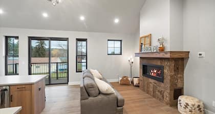 New 2BR Condo Steps from Flathead Lake