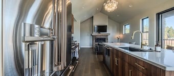 New 3BR/3BA Condo Steps from Flathead Lake