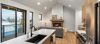 New 3BR/3BA Condo Steps from Flathead Lake