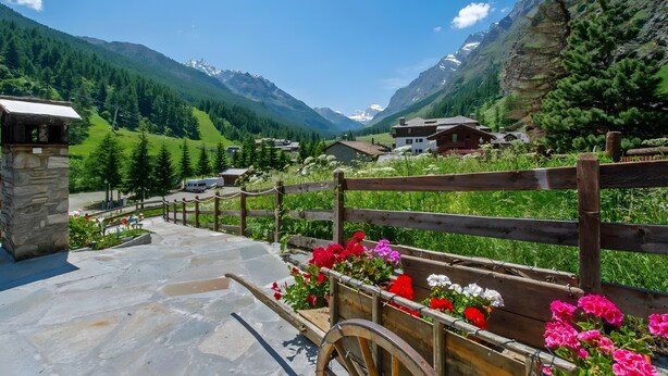 A mountain village with stone buildings, wooden fences, and a cart with flowers. - Room '10' with Shared Terrace, Shared Garden and Wi-Fi (Rhêmes-Notre-Dame)