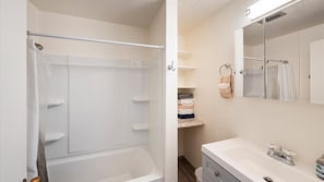 Hair dryer, towels - Cozy 1BR Getaway 20mins from Glacier National Park (Columbia Falls)