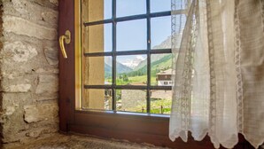 A window with a view of a mountain landscape, a wooden door, and a lace curtain. - Room '5' with Mountain View, Shared Terrace and Wi-Fi (Rhêmes-Notre-Dame)