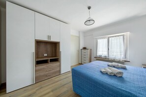 1 slaapkamer, een strijkplank/strijkijzer, gratis wifi, beddengoed
