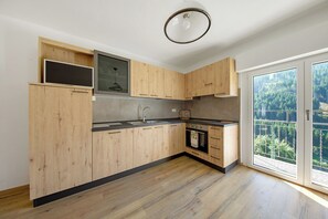 Fridge, microwave, oven, stovetop - Apartment 'Blu' with Mountain View, Private Terrace and Wi-Fi (San Pietro di Cadore)