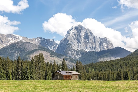 Exterior. Apartment 'Blu' – Mountain Views & Ski Storage
