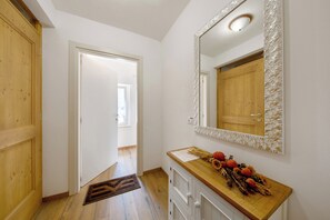 Interior - Apartment 'Blu' with Mountain View, Private Terrace and Wi-Fi (San Pietro di Cadore)