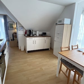 Mikrowelle, Herdplatte, Geschirrspüler