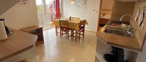 電子レンジ、コンロ、食器洗い機、コーヒー / ティーメーカー