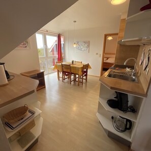 Microwave, stovetop, dishwasher, coffee/tea maker - Fewo Morgenröte - only 5 min to the Baltic Sea bay Lemkenhafen (Fehmarn)