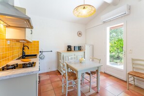 Réfrigérateur, micro-ondes, plaque de cuisson, cafetiÚre/bouilloire