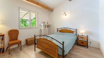 2 bedrooms, iron/ironing board, free WiFi, bed sheets