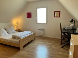 2 bedrooms, iron/ironing board, free WiFi
