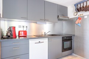 Réfrigérateur, micro-ondes, four, plaque de cuisson