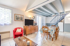 Dining - Holiday Home in Saint-Denis d'Oléron – Peaceful Haven with Enclosed Garden, Steps from the Sea (Saint-Denis-d'Oléron)