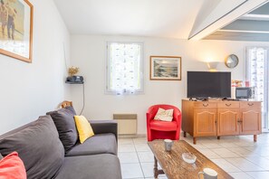 TV, stereo - Holiday Home in Saint-Denis d'Oléron – Peaceful Haven with Enclosed Garden, Steps from the Sea (Saint-Denis-d'Oléron)