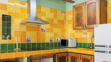 Een koelkast, een magnetron, een oven, een kookplaat