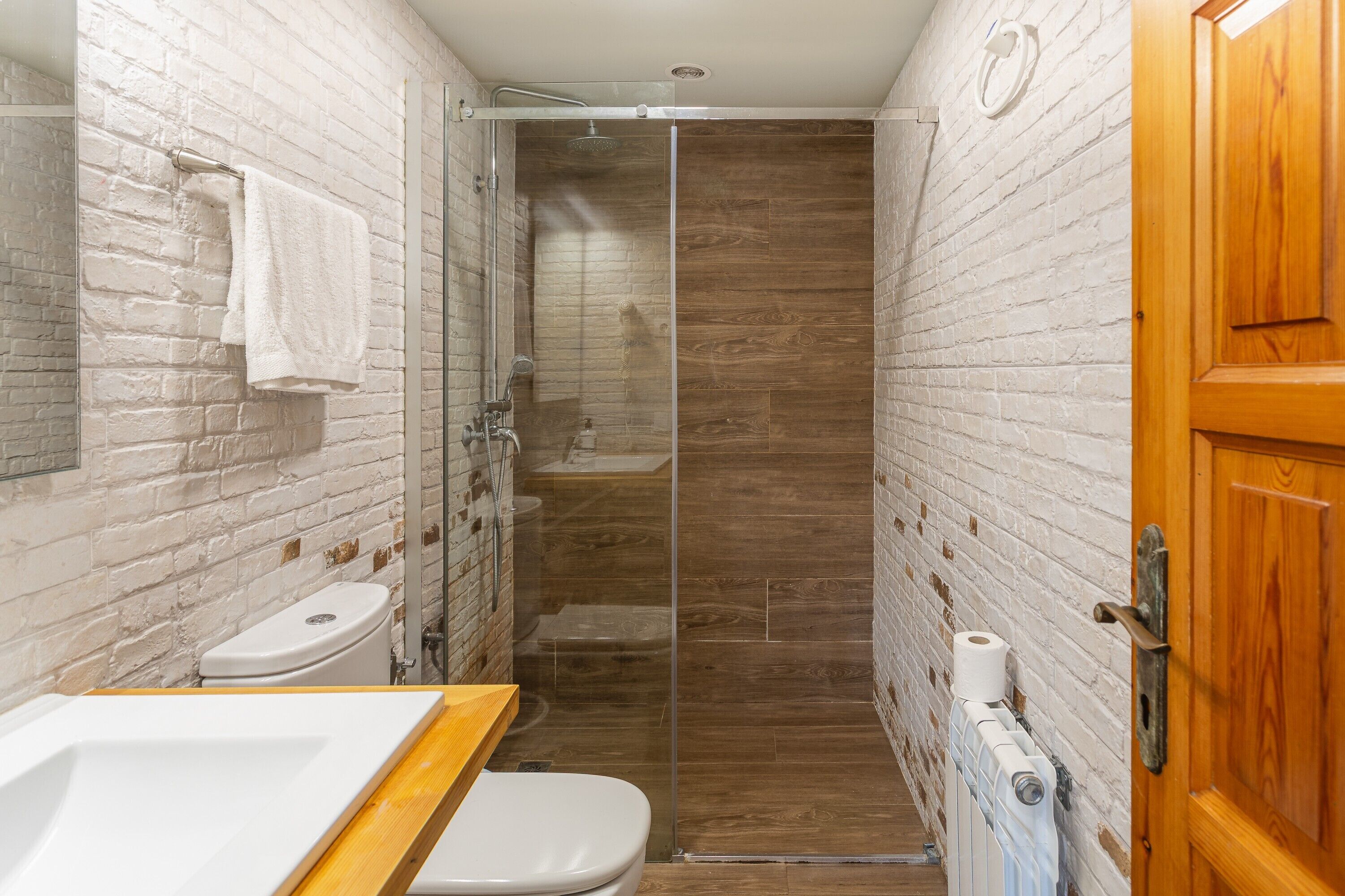 Een douche, een haardroger, handdoeken